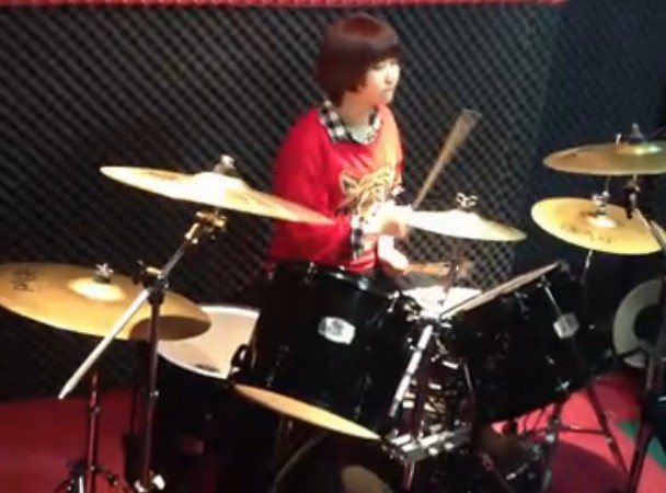 美女架子鼓演奏相信自己视频_零点乐队_Drum Cover